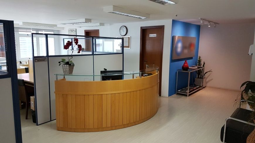 Excelente conjunto de salas corporativas e comercial para vender com 240m², mobiliado, 5° andar, Set