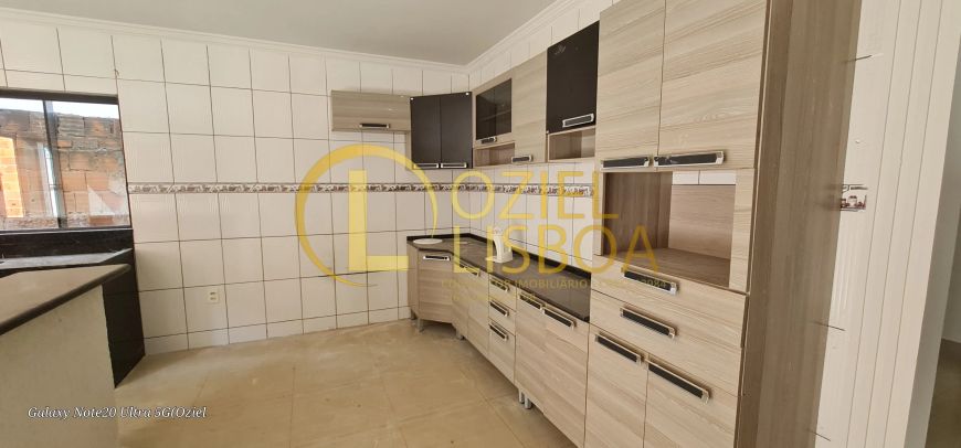 CASA NA LAJE COM 3 QUARTOS UMA SUÍTE COZINHA COM ARMÁRIOS LOTE 400m² NASCENTE CONDOMÍNIO ARNIQUEIRAS