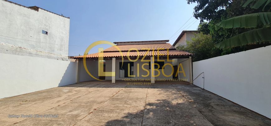 CASA NA LAJE COM 3 QUARTOS UMA SUÍTE COZINHA COM ARMÁRIOS LOTE 400m² NASCENTE CONDOMÍNIO ARNIQUEIRAS
