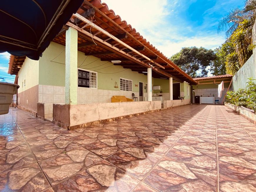 Casa no Setor Arniqueira | 03 quartos e 01 suíte | 630m² de Terreno e Área Verde