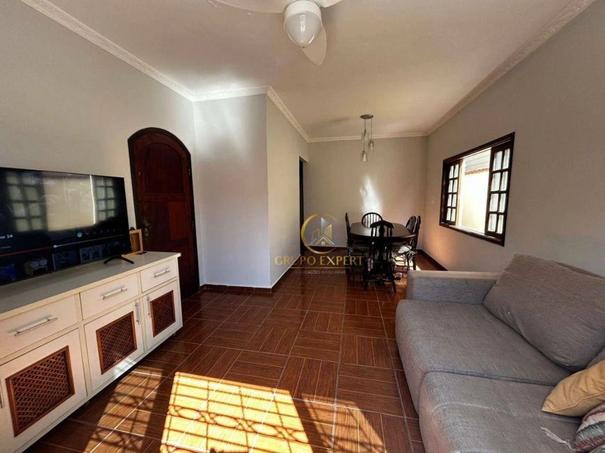 Casa térrea com 3 dorm no Jardim das Industrias em São José dos Campos!