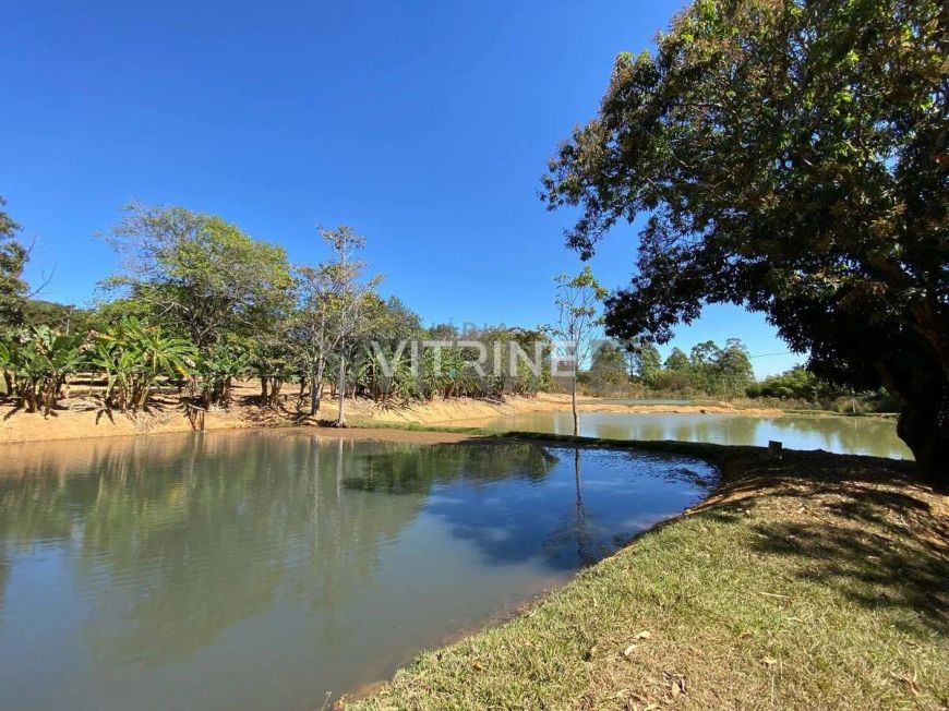 São aproximadamente 80.000.00 m2 (8 hectárias), apenas 850m da DF 290, 2km de distância do setor sul