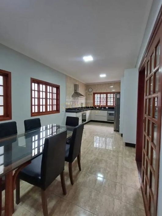 Sobrado à venda de 309m² | 05 dormitórios, sendo 04 suítes e 04 vagas de garagem | Condomínio Altos