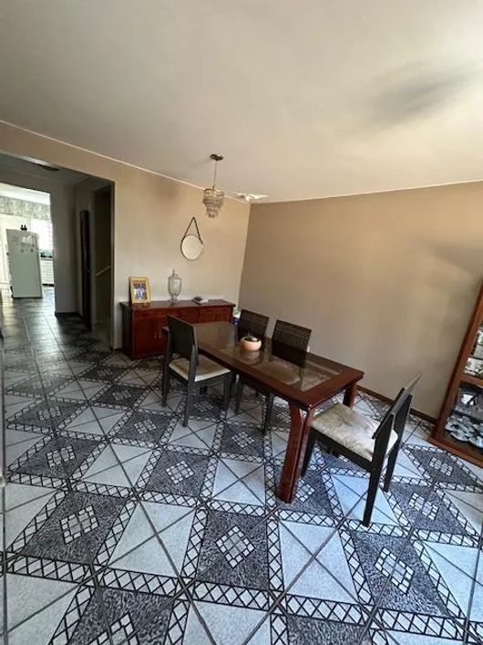 QE 24 Casa c/ 05 Quartos 01 Suite Ambientes amplos Localização Privilegiada!