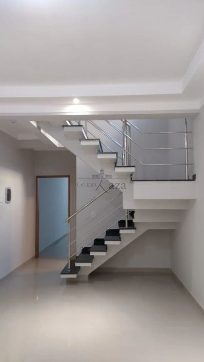 Casa Sobrado - Jardim das Indústrias - 3 Dormitórios - 160m².