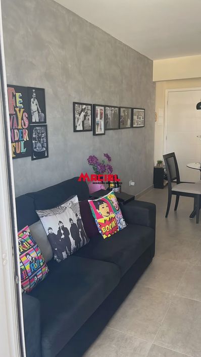 APTO NA ZONA SUL, TODO DIFERENCIADO, 02 DORMITORIOS, SALA, COZINHA, 01 WC, VARANDA, AR CONDICIONADO,
