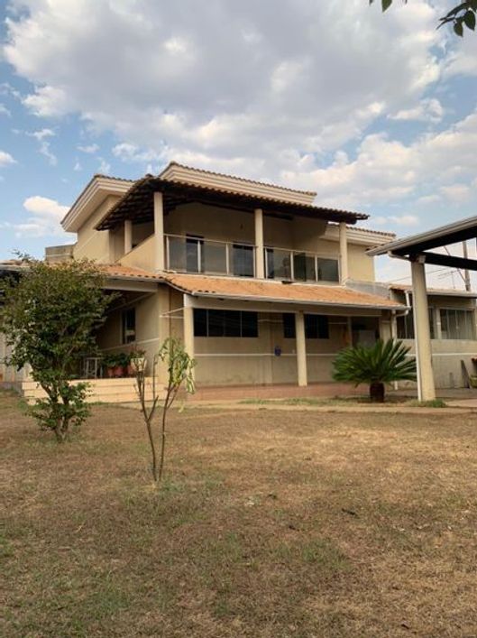 SOBRADO COM ESTILO COLONIAL E AMPLA ÁREA VERDE NA COLONIA AGRICOLA ÁGUAS CLARAS, BRASÍLIA