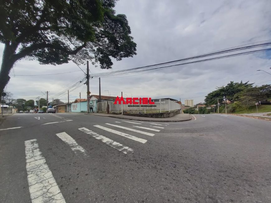 Terreno comercial com 949,40m² no jardim da granja de esquina. Com 2 salões comerciais e 8 casas com