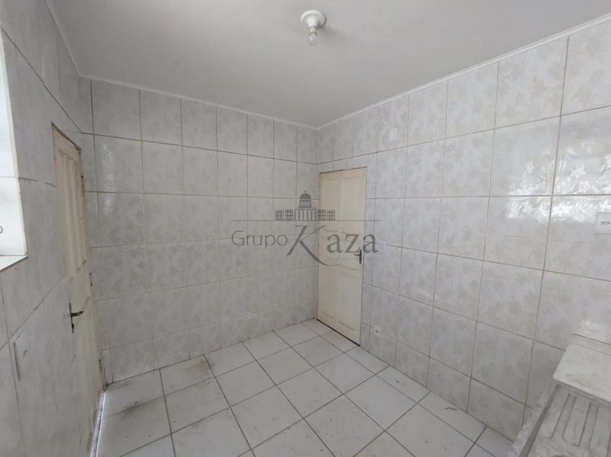 Casa - Conjunto Residencial Vale dos Pinheiros - 2 Dormitórios - 250m².