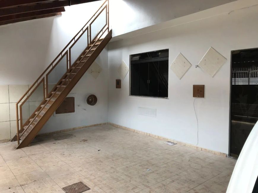 QR 406 - Sobrado com 2 Quartos e amplo salão de festas no 1º andar/Samambaia/DF