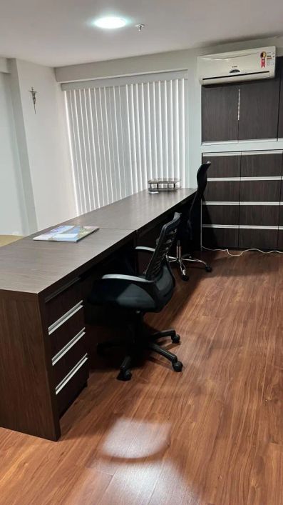 Sala mobiliada para vender no Setor de Autarquias Sul, com ar-condicionado e garagem.