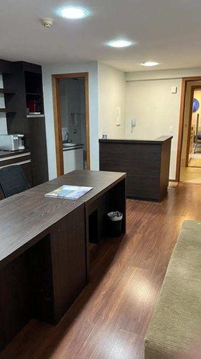 Sala mobiliada para vender no Setor de Autarquias Sul, com ar-condicionado e garagem.