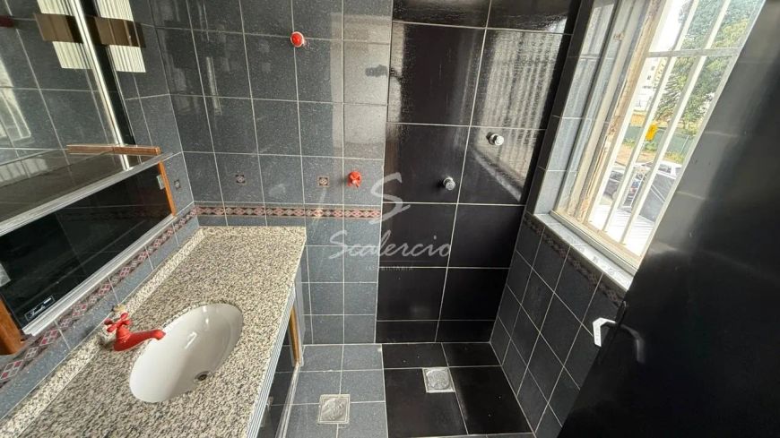 Sala comercial 70,80m², vazada, divida, frente rua, aceita financiamento. 702/703 Asa Norte