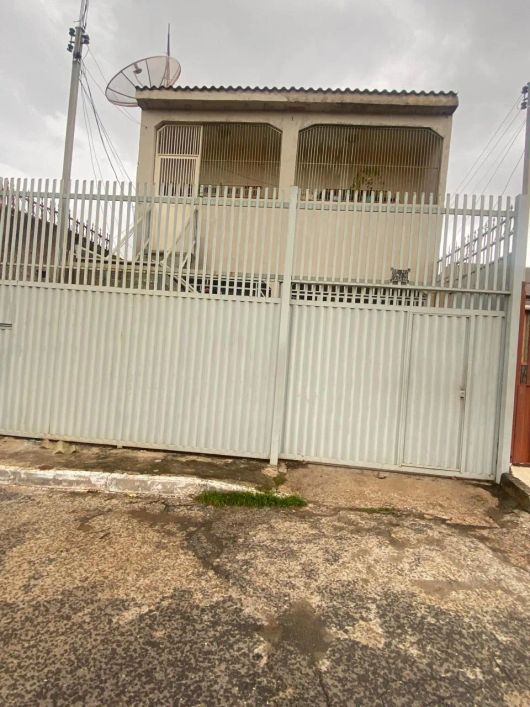 VENDE-SE UM LINDO SOBRADO