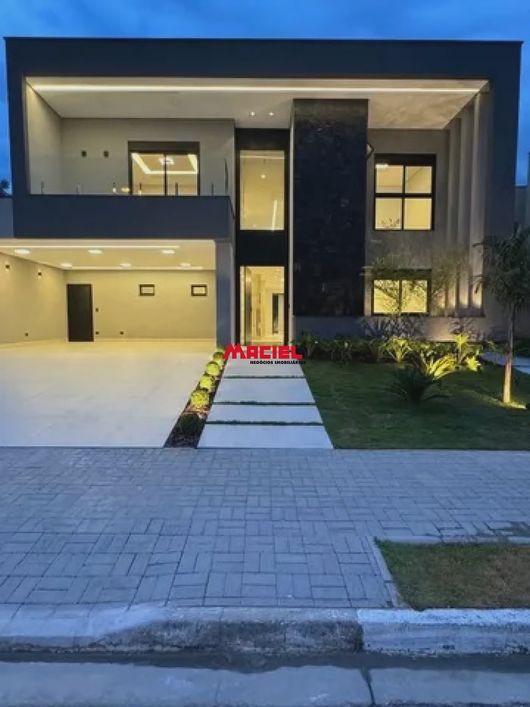 `Viva o Luxo: Residência Contemporânea de 4 Suítes com Piscina e Cinema no Condomínio Jardim do Golf