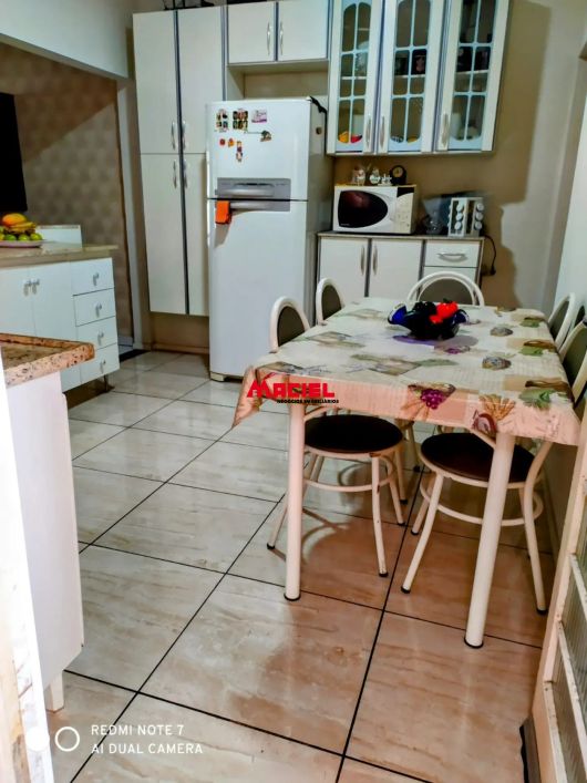 casa a venda em avenida,próxima de comércio em geral.