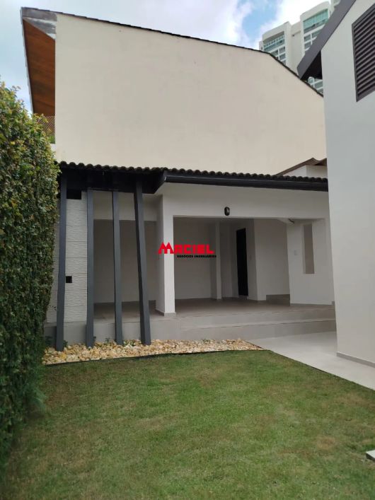CASA REFORMADA CONDOMÍNIO JARDIM DAS COLINAS