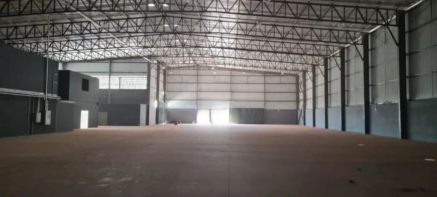 Vendo Galpão com 3200m2, com 3 Docas, Pé direito 12 mts, 300m2 de escritórios, Elevador, em terreno