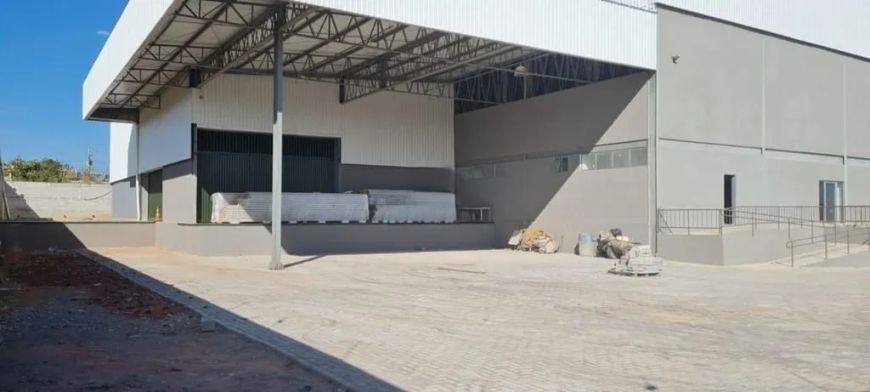 Vendo Galpão com 3200m2, com 3 Docas, Pé direito 12 mts, 300m2 de escritórios, Elevador, em terreno