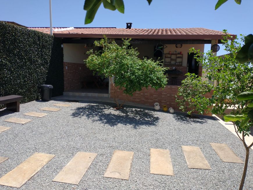Casa térrea, lote de 400m² Riacho Fundo I possui 200m² com 2(dois) quartos sendo 1(um) suíte e 3(t