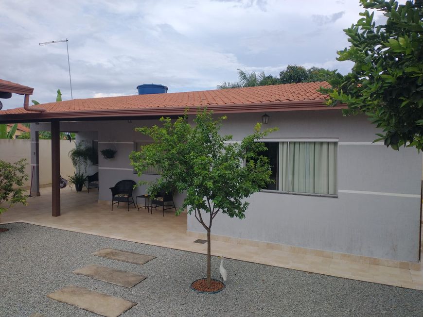 Casa térrea, lote de 400m² Riacho Fundo I possui 200m² com 2(dois) quartos sendo 1(um) suíte e 3(t