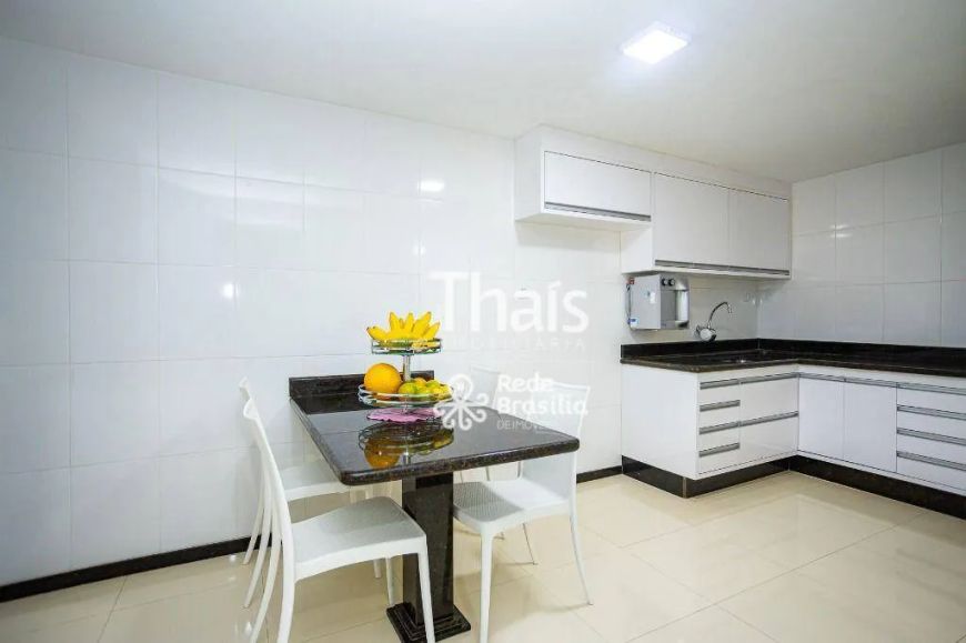 QE 32 | Casa térrea nascente e na laje com 4 quartos - sendo 1 suíte - 6 vagas - aceita financiament