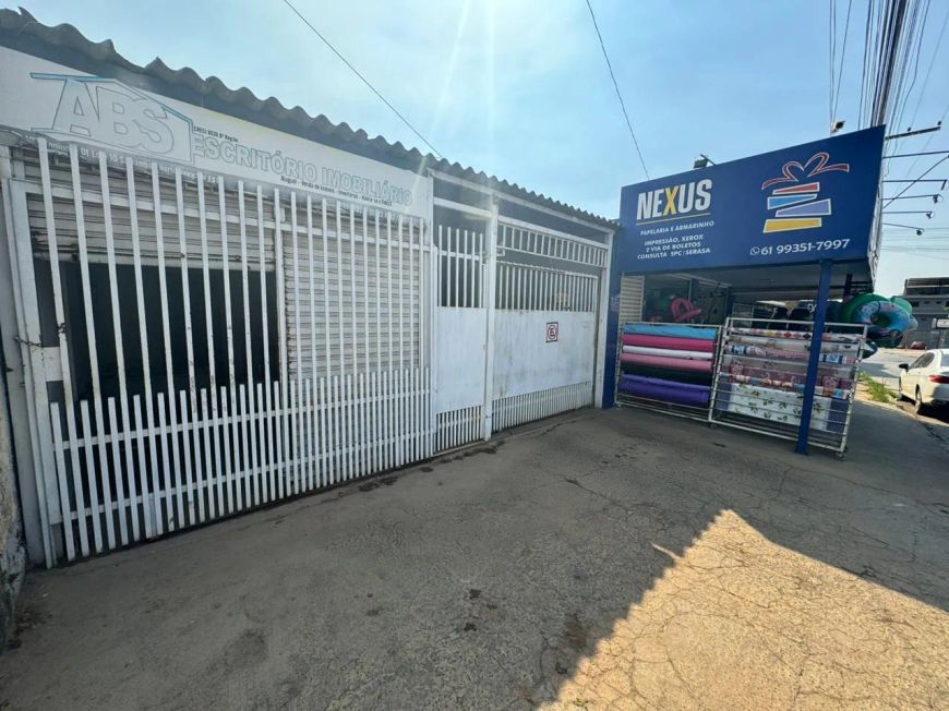 Vendo Casa 4 Quartos com loja em Avenida comercial.