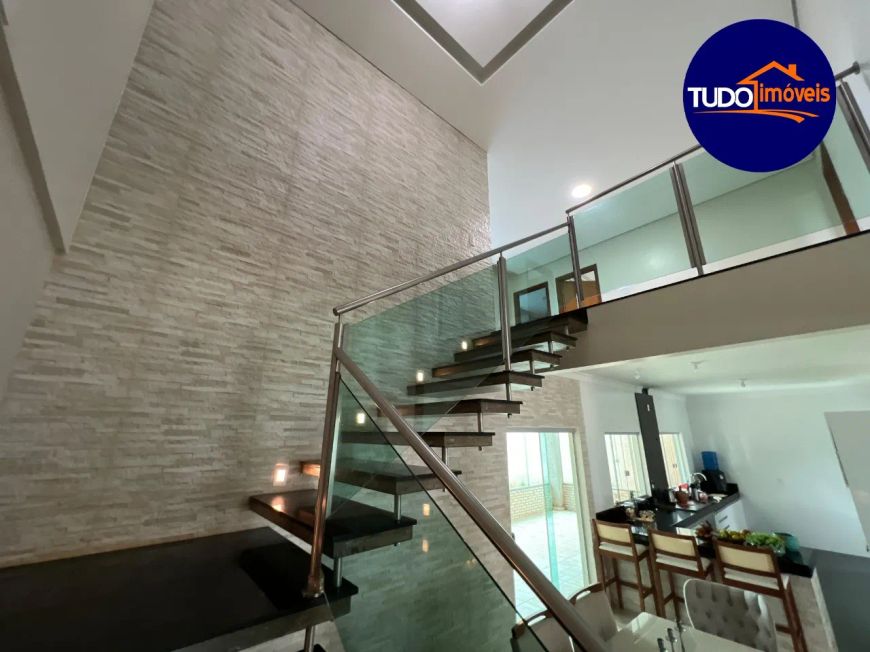 SOBRADO COM 4 QUARTOS E 3 SUÍTES, TODO REFORMADO E COM ESPAÇO GOURMET, EM CONDOMÍNIO, LOTE DE 800M,