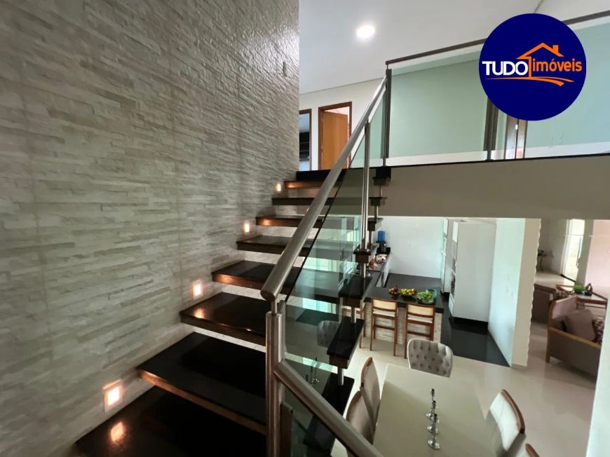 SOBRADO COM 4 QUARTOS E 3 SUÍTES, TODO REFORMADO E COM ESPAÇO GOURMET, EM CONDOMÍNIO, LOTE DE 800M,