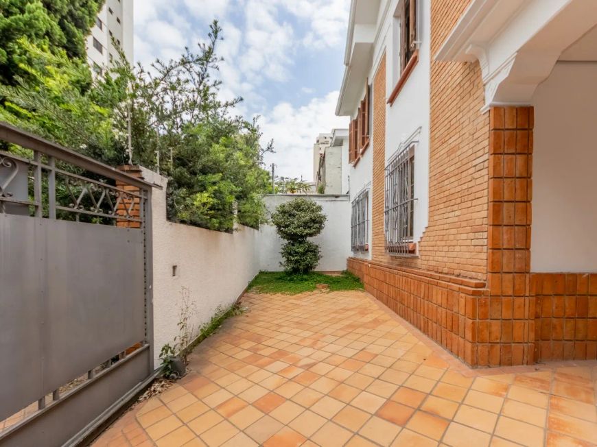 Sobrado para venda com 3 quartos, sendo 1 suíte, 220m²