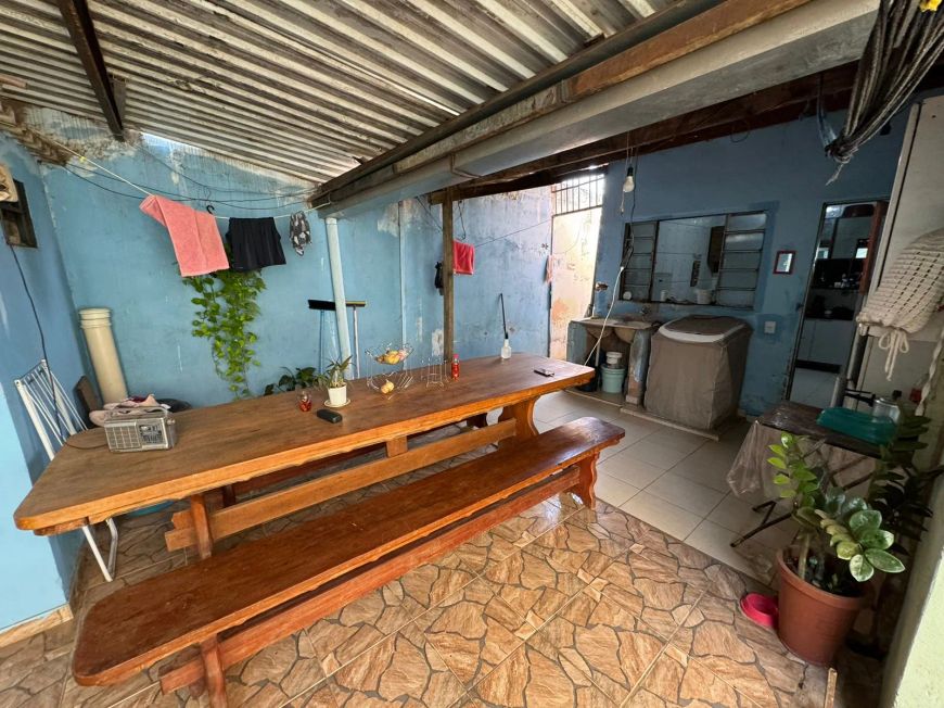 Vendo Casa 4 Quartos com loja em Avenida comercial.