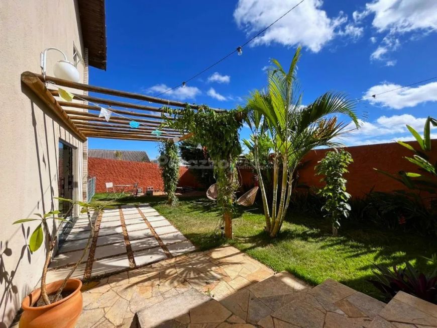 Ótima Casa localizada no Condomínio AMOBB por R$1.200.000,00. ACEITA PERMUTA EM IMOVEIS!