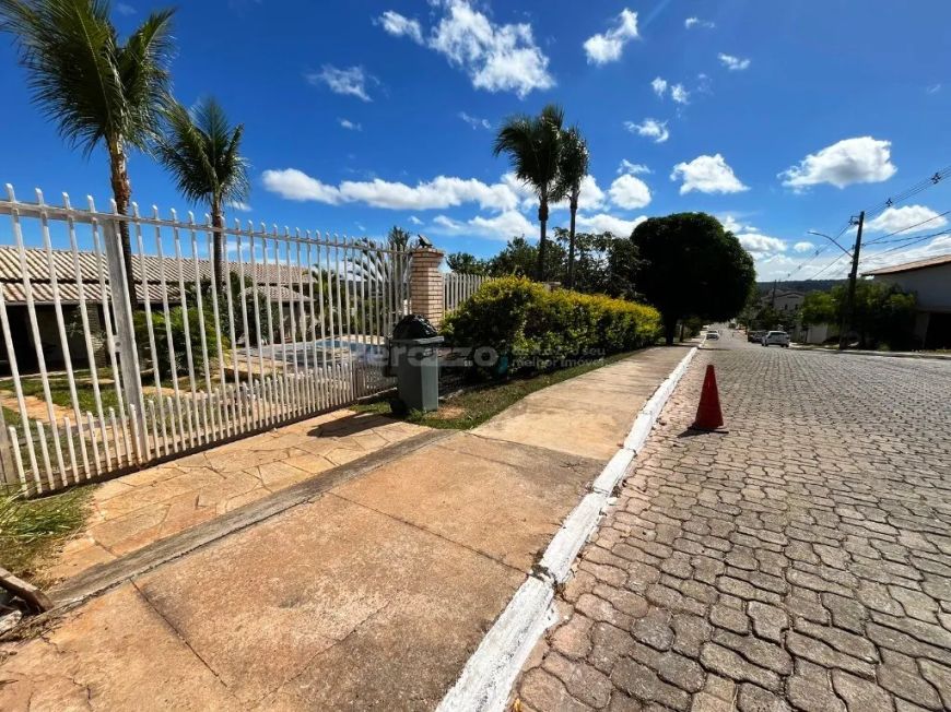 Ótima Casa localizada no Condomínio AMOBB por R$1.200.000,00. ACEITA PERMUTA EM IMOVEIS!