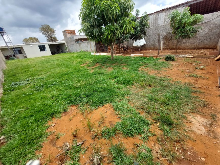 RUA05/06 lote 400m2 12 m de frente casa de 2 quarto sala cozinha wc. galinheiro condominio fechado.