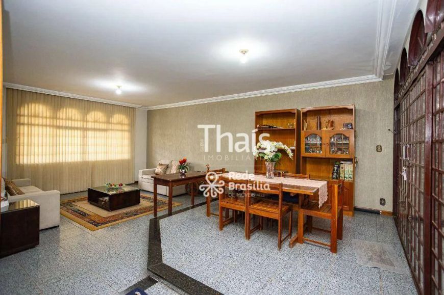 QI 9 | Casa Sobrado com 3 quartos - sendo 2 suítes - 3 vagas - próximo ao metrô - Guará I