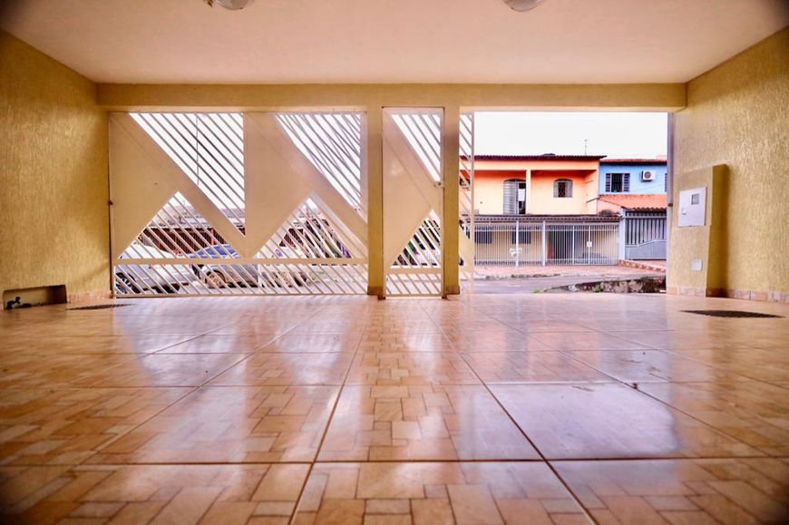 Vende-se Excelente Casa. Sobrado com 02 (duas) residências individuais.