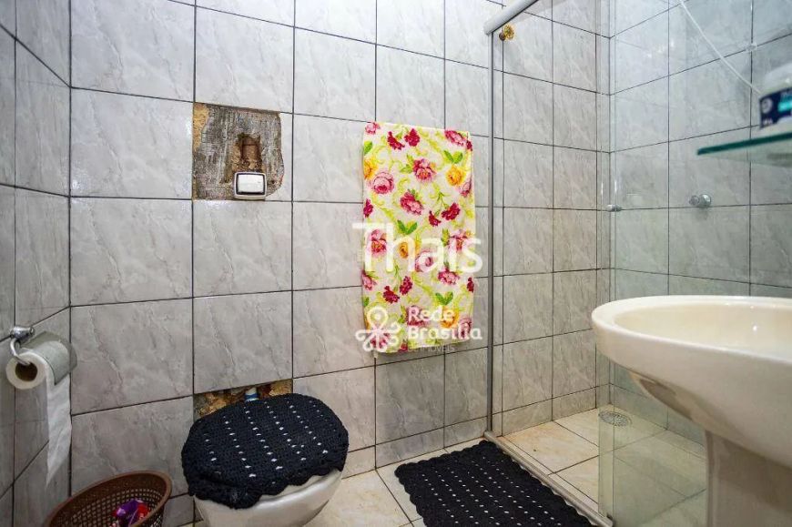 QI 9 - Casa térrea com 4 quartos - sendo 1 suíte - 4 vagas de garagem - aceita financiamento - Guará
