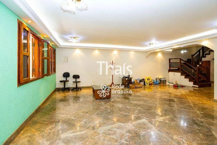 QE 32 | Casa Sobrado com 6 quartos - sendo 3 suítes - varanda - 5 vagas - aceita financiamento - Gua