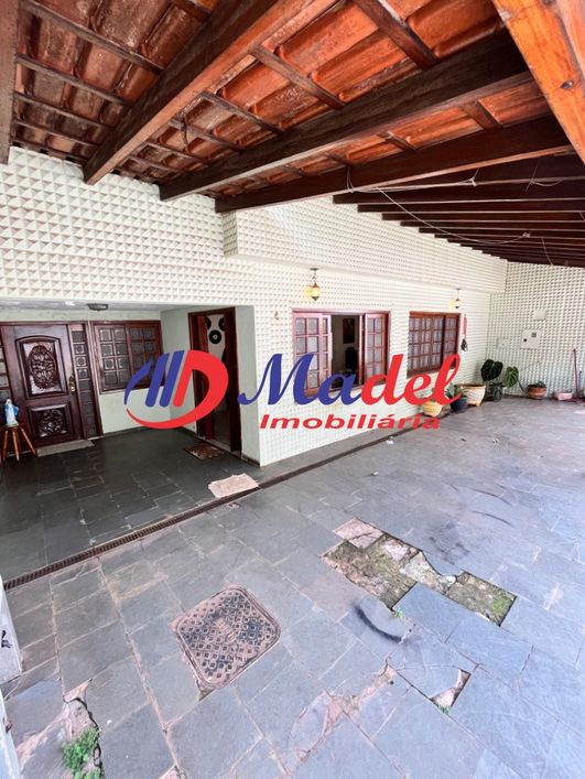 Ótimo local, lote plano, 3 quartos + DCE, toda na laje.