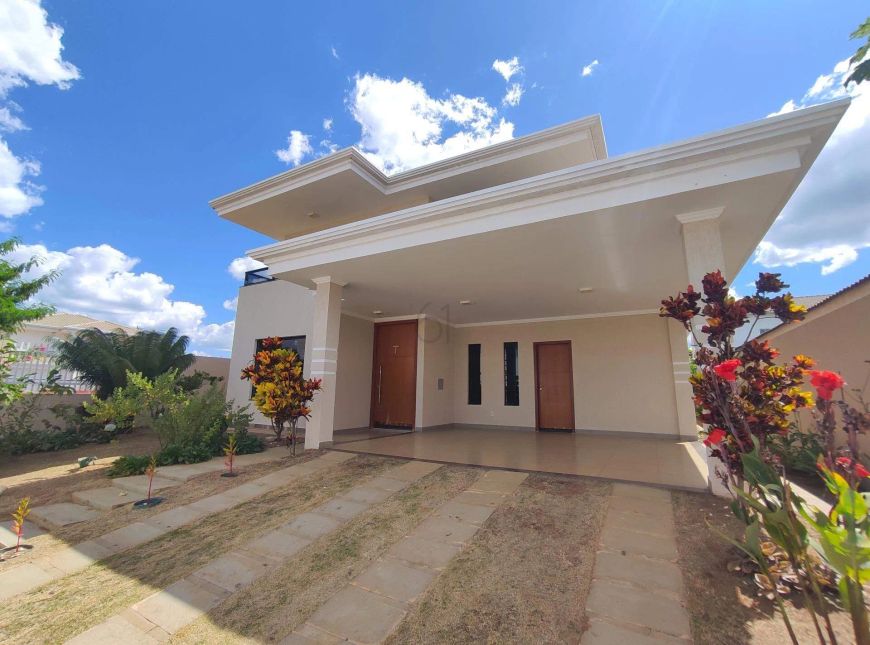 Casa à venda: 4 suítes, área de lazer com churrasqueira, cozinha equipada e varanda ampla. Conforto