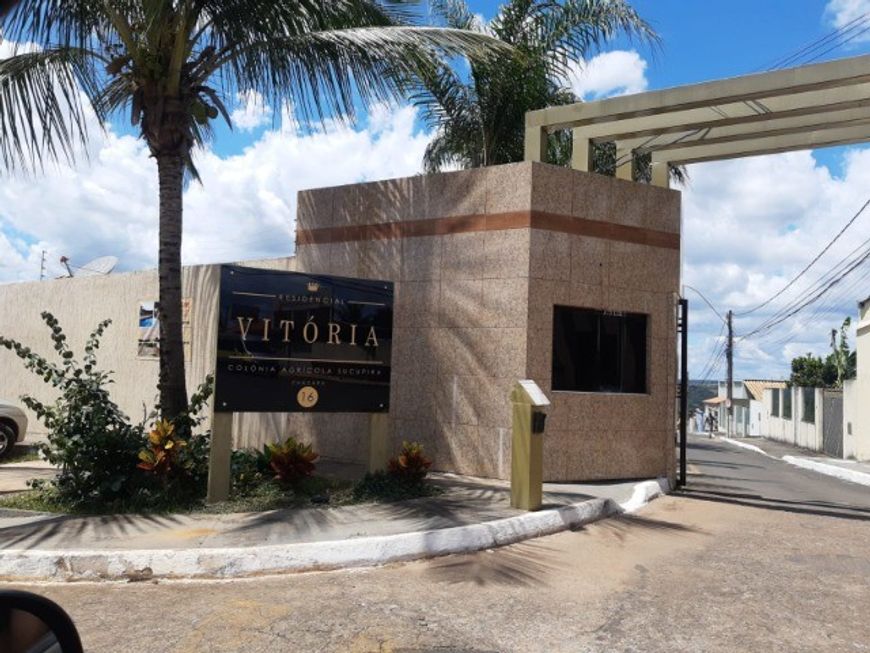 Casa em condomínio formado, bloquetado, com guarita;