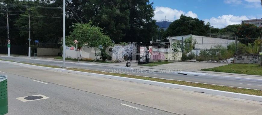 Terreno Comercial esquina Fernandes Moreira x Cecília Lottenberg Zona Mista
