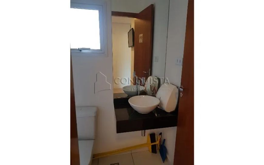 Um ótimo conjunto comercial com 2 belas salas com ar condicionado, recepção e 1 banheiro, com 1 vaga
