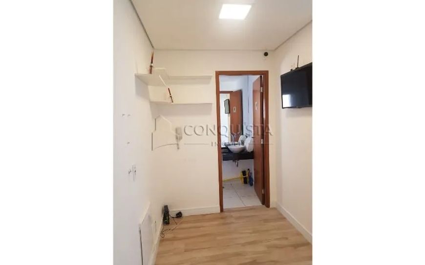 Um ótimo conjunto comercial com 2 belas salas com ar condicionado, recepção e 1 banheiro, com 1 vaga