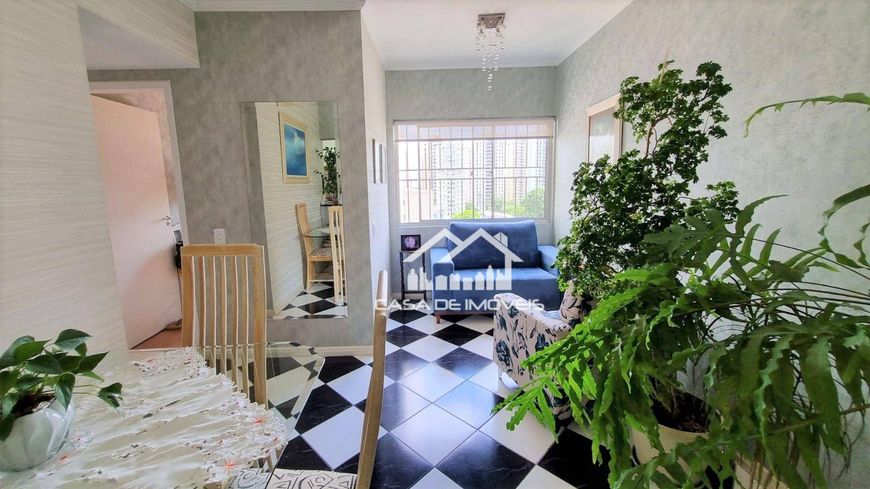 Vende lindo apartamento reformado em Moema com 2 dormitórios.