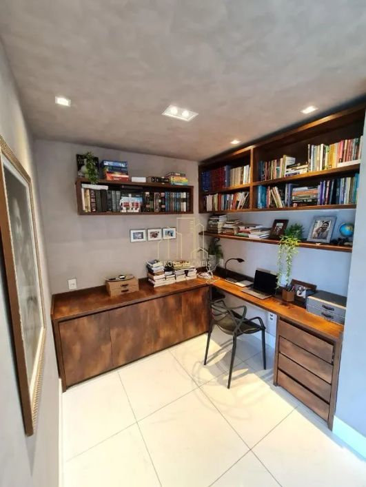 Apartamento decorado com três quartos home office armários planejados à venda em Patamares