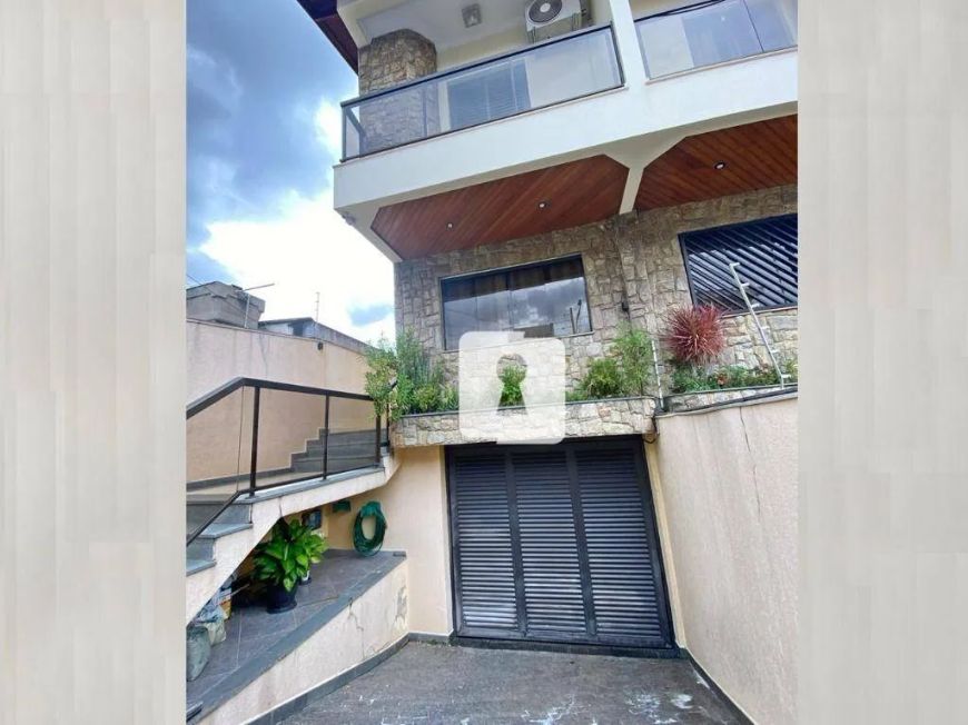 Ao lado da Av. Itaberaba, próximo ao 28º DP na Freguesia do Ó, sobrado de 4 pisos, com 308m².