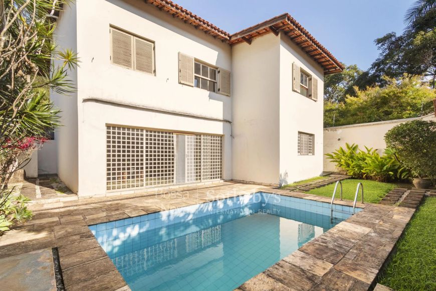 Casa ampla com jardim em localização ímpar
