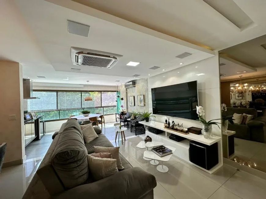 Apartamento alto luxo decorado com quatro suítes a venda no condomínio Parque Tropical em Pituaçu.