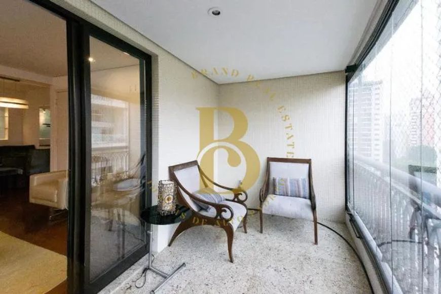 Apartamento mobiliado à venda no bairro Vila Nova Conceição.